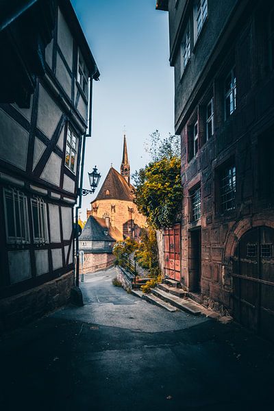 Smalle steegjes in Marburg, uitzicht op een kerk van Fotos by Jan Wehnert