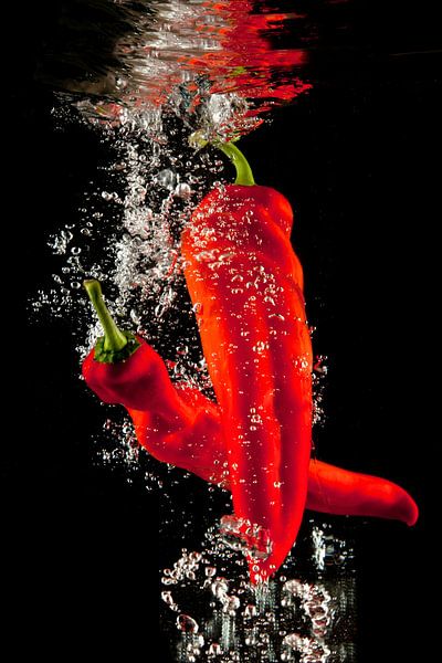 Rode paprika's onder water van Huub Keulers