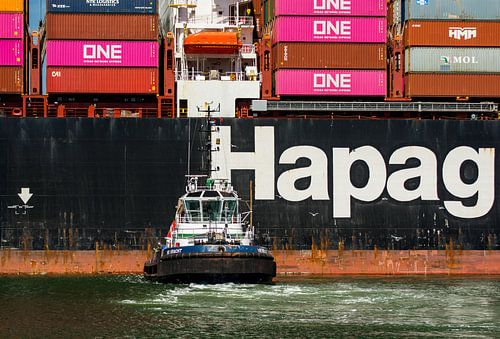 Sleepboot VB Kracht assisteert een containerschip op de Maasvlakte.