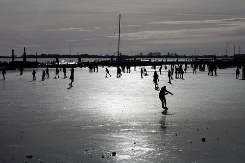 Schaatsers op het meer