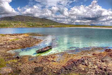 Roeibootje in verlaten Gurteen Bay aan de westkust van Ierland