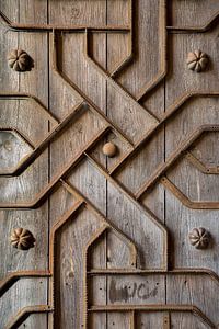 Ancienne porte en bois avec des ferrures à Alicante, Espagne