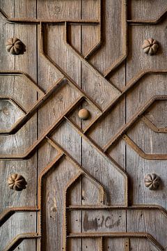 Oude houten deur met ijzer beslag in Alicante, Spanje