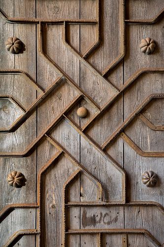 Oude houten deur met ijzer beslag in Alicante, Spanje