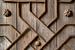 Ancienne porte en bois avec des ferrures à Alicante, Espagne sur Joost Adriaanse