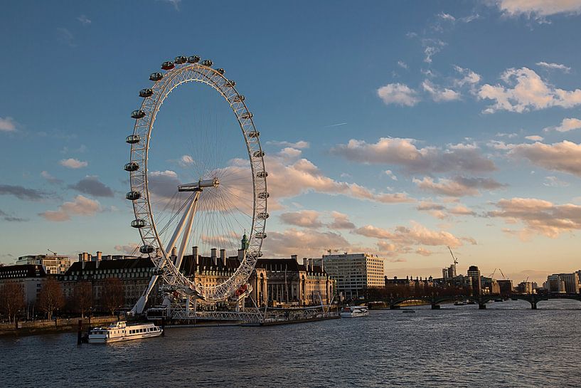 London by Hello Pompoyo