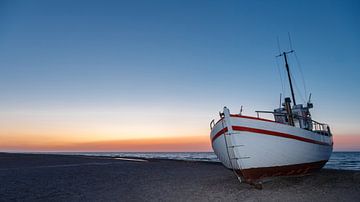 Fischerboote am dänischen Strand bei Sonnenuntergang.