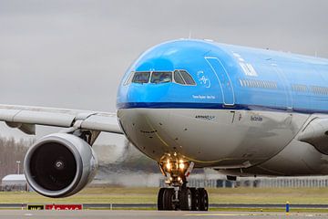 Taxiënde KLM Airbus A330-300 passagiersvliegtuig.