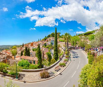 Uitkijkpunt over de stad, Bormes-les-Mimosas, Var, Frankrijk van Rene van der Meer