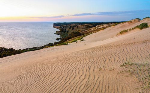 Grijze duinen in de herfst. Curonian Spit, Litouwen