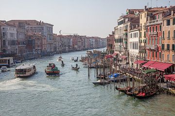 Schepen op grote kanaal in oude centrum van Venetie, Italie
