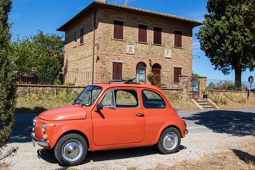 Fiat 500 bij Toscaans huis