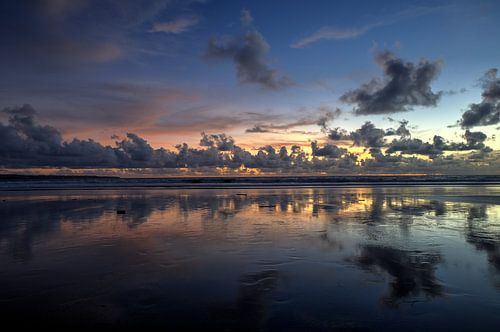 Spiegel van de schemering - zonsondergang bij Double Six Beach, Bali