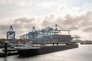 Scheepvaartcontainerterminal in de haven van Rotterdam met een binnenschip op de voorgrond van Sjoerd van der Wal Fotografie