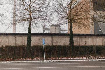 Verlaten Pad: De Muur en de Silo van een Vervallen Fabriek van Melvin Meijer