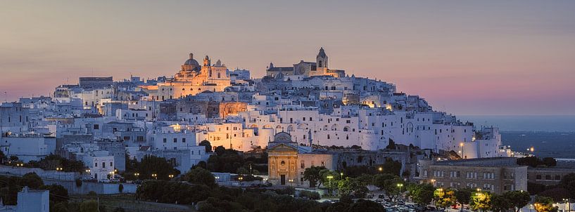 Panorama en zonsondergang in Ostuni, Puglia, Italië van Henk Meijer Photography