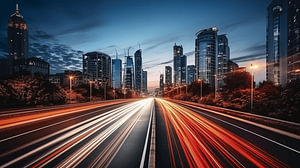 Autolichter, Lichtspuren auf der Autobahn bei Nacht mit Skyline im Hintergrund