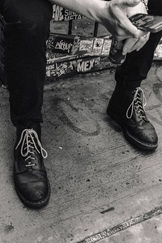 Street attitude: zwarte laarzen en urban lifestyle