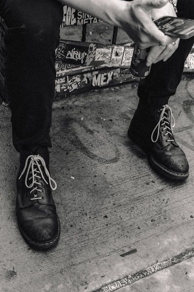 Street Attitude : bottes noires et style de vie urbain par NZME Photography
