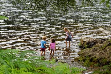 Glendalough, Ierland, spelende kinderen in rivier van Huub de Bresser