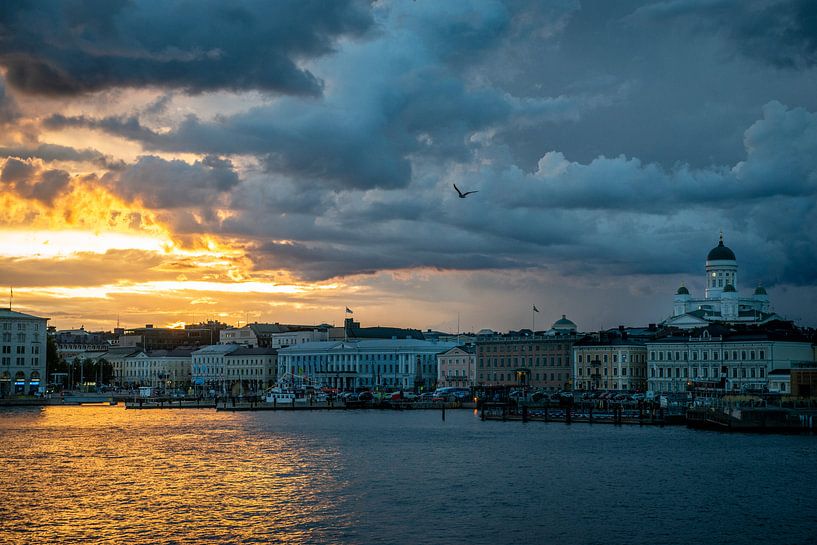 Helsinki bij zonsondergang van Ellis Peeters