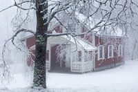 Winterse Stilte: Sneeuwlandschap met Zweeds huisje.