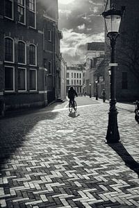 Straßenfotografie in Utrecht. Der Radfahrer hinter dem Dom.