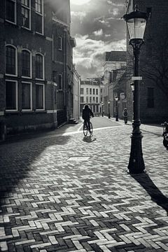 Straatfotografie in Utrecht. De fietser Achter de Dom. van André Blom Fotografie Utrecht