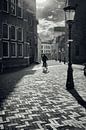Straatfotografie in Utrecht. De fietser Achter de Dom. van André Blom Fotografie Utrecht thumbnail