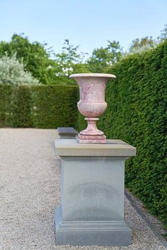 Vase on a pedestal as decoration by Heiko Kueverling