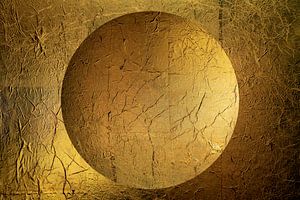 Runde Kugel in Gold. Minimalismus. 1