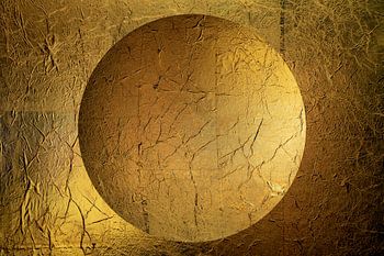 Boule ronde en or. Minimalisme. 1