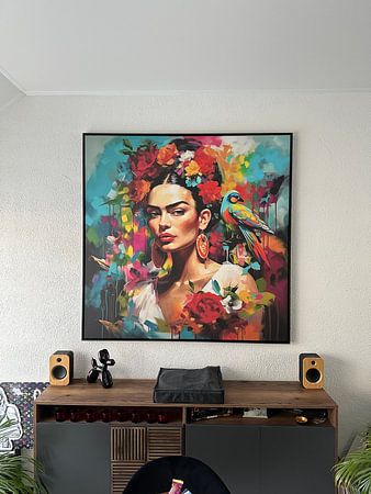 Frida Farbkleckse in Blumen und Vogel