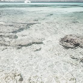 Ein Bild mit einem Boot und einem verträumten Blick auf das Meer von Alex Winter