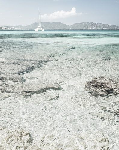 Ein Bild mit einem Boot und einem verträumten Blick auf das Meer von Alex Winter