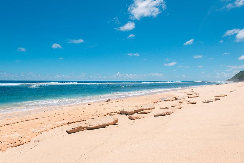 Schöner weißer Strand mit strahlend blauem Wasser (Pantai Nunggalan Beach) auf Bali, Indonesien von Troy Wegman