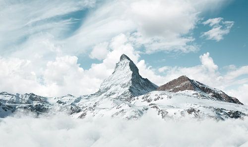 Le majestueux Cervin recouvert de nuages blancs