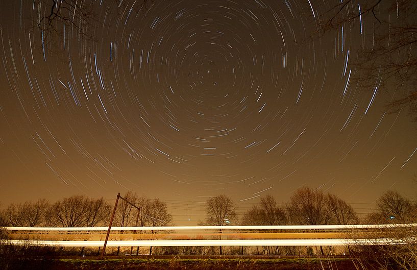 Nederlands landschap van een sterrenspoor bij treinspoor in de buurt van Scherpenzeel van Jeroen Bos