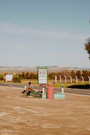 Mann an der Tankstelle von Laura Knipsael