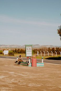 Mann an der Tankstelle