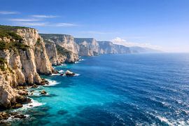 Weiße Klippen am Azurmeer – White Cliffs Above the Azure Sea von ButterflyPix