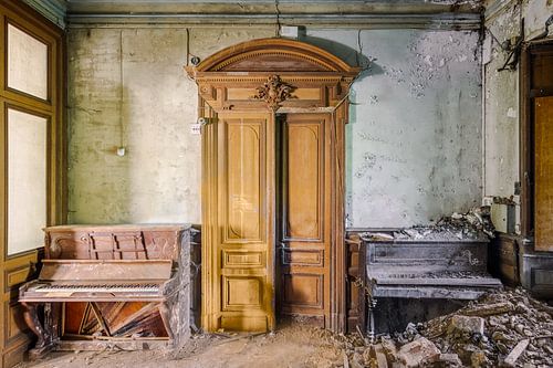 Vergeten piano's in een verlaten Frans kasteel