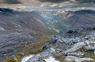 Blick auf Geiranger und Geirangerfjord von Menno Schaefer Miniaturansicht