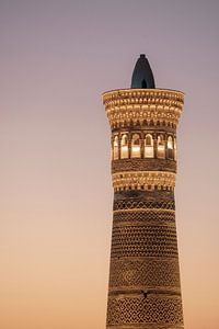 Beleuchtetes Minarett bei Sonnenuntergang | Reisefotografie Druck