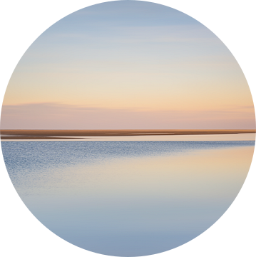 Vredige zonsondergang op een stil strand