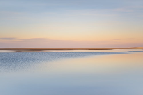 Vredige zonsondergang op een stil strand