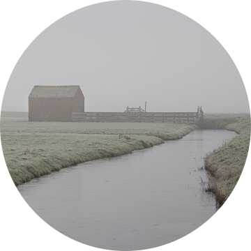 Oud schuurtje aan de dijk in mist gehuld van Bram Lubbers