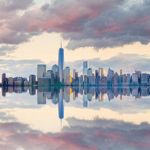 Lower Manhattan Skyline mit Reflexionen, New York City, USA