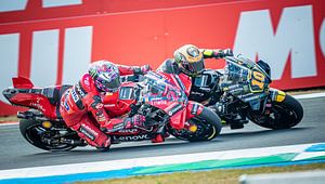 Luca Marini en lutte avec Enea Bastianini MotoGP @ TT Circuit Assen 2023 sur Martijn van Dellen