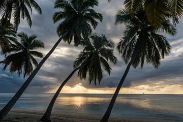 Sunset Aitutaki by Laura Vink